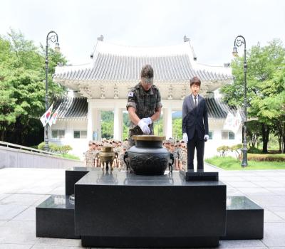 7군단 본부근무대대 참배 이미지