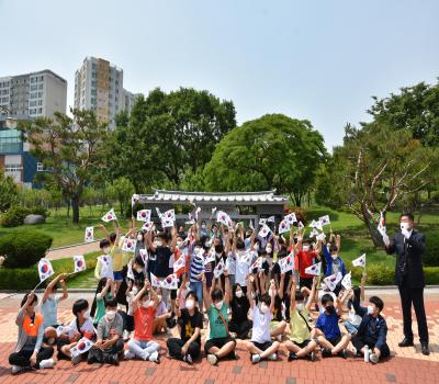 신성초등학교 전학년 참배 (롤콜 및 만세삼창) 이미지