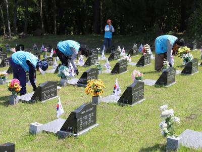 제주도 재향군인회여성회 호국보훈의 달 맞이 묘역 태극기 꽂기(5.20.) 이미지