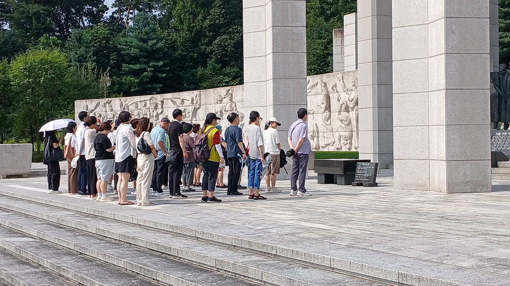 국립평화통일민주교육원 교육생 참배