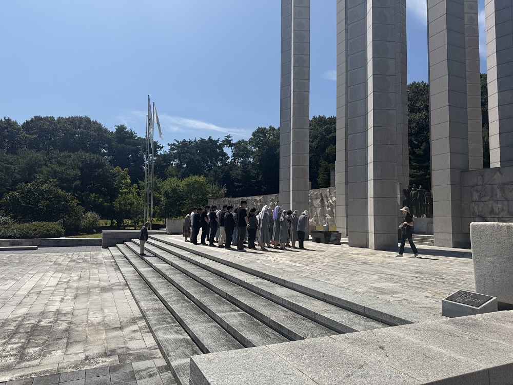 국립평화통일민주교육원 교육생 참배