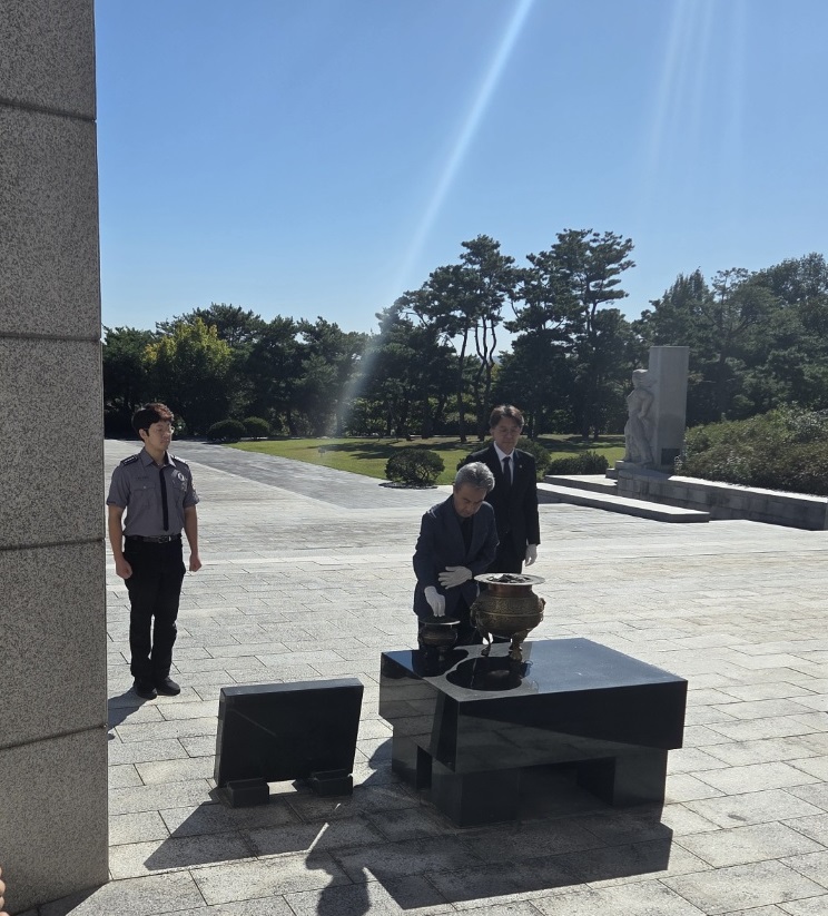 261002 윤현주 국립서울현충원장 참배