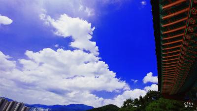 8월 국립3.15민주묘지의 하늘 이미지