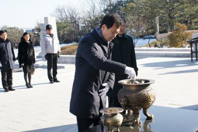 2015.1.2.박겸수 강북구청장 참배 이미지