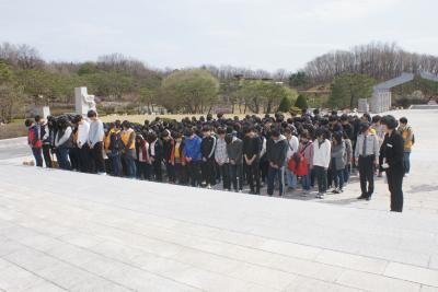 2015.4.4.노일중학교 학생 참배 및 헌화 이미지