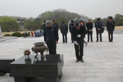 2015.4.16. 김동만 한국노동조합 총연맹 위원장 참배 이미지