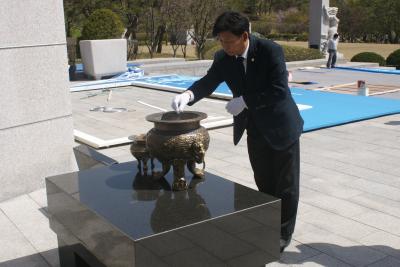 2015.4.17.김동식 강북구의회 구의장 참배 이미지
