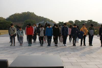 상원초등학교 학생 참배 이미지