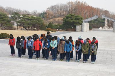 인수초등학교 컵스카우트 학생들의 참배 및 견학 이미지