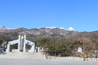 국립4.19민주묘지와 북한산의 2월 설경 이미지