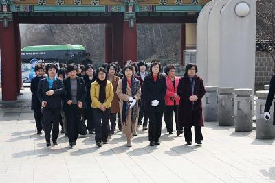 2012. 2. 24(금) 전국 지방의회 여성의원 참배 이미지