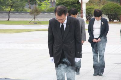 2012년 5월 2일(수) 안중현 광주지방보훈청장 참배 이미지