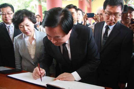 2012.7.9(월) 김두관 대통령 후보 참배 이미지