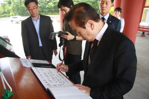 2012.7.25(수) 김정길 민주통합당 의원 참배 이미지