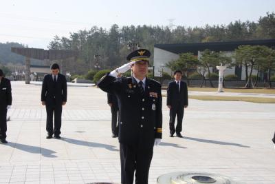 2013.4.22(월)박석일 광주북부경찰서장 참배 이미지
