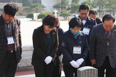 2014.11.17.(월) 이영순 광산구 의회 의장, 오미라 부산광역시 동구 의회 의장 참배 이미지