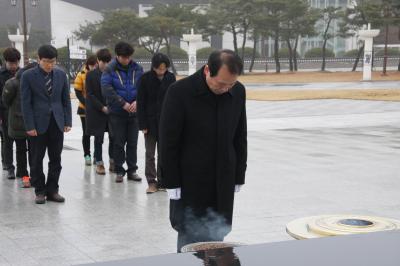 2015.1.26.(월) 차명석 5.18기념재단 이사장 참배 이미지
