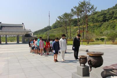 6.3 신안초등학교 참배 이미지