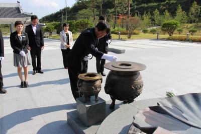 9.4. 산청교육지원청장의 산청호국원 참배 이미지