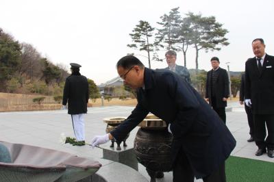 경상남도 인재개발원 원장및 직원 참배 이미지