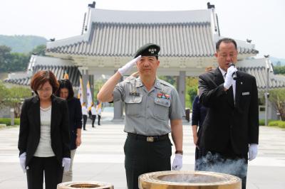 육군본부 병적민원과 직원 참배(5.15) 이미지