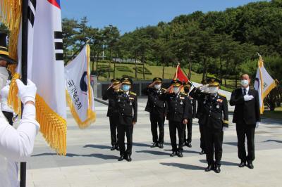 산청소방서장 호국보훈의 달 계기 현충탑 참배 이미지