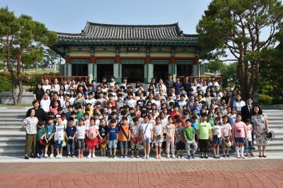 신성초등학교 전교생 참배 이미지