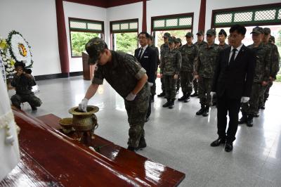 공군 제11 전투비행단 참배 이미지