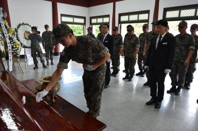 공군 제 11 전투비행단 간부직원 참배 및 봉사활동 이미지