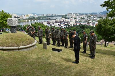 공군 제11 전투비행단 참배 이미지