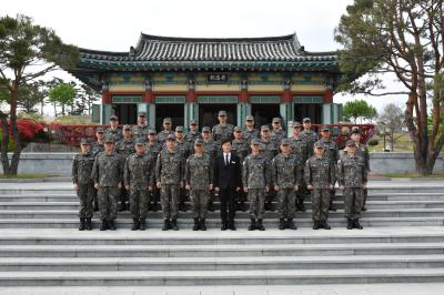 공군 제11 전투비행단 참배 이미지