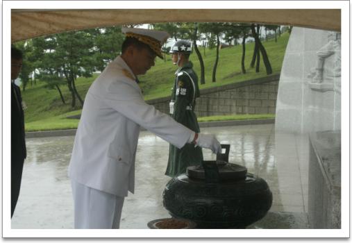 육군 제50보병사단장 현충탑 참배 이미지