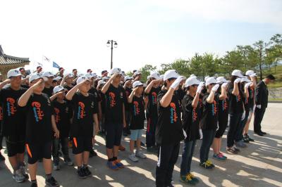 육군3사관학교 경북지역다문화청소년캠프 참가자,국립묘지 찾아 이미지