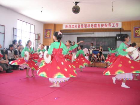 김좌진장군이 세운 신창소학교 학생들의 공연 이미지