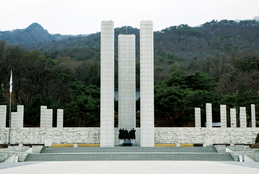  기념탑 및 분향소 사진