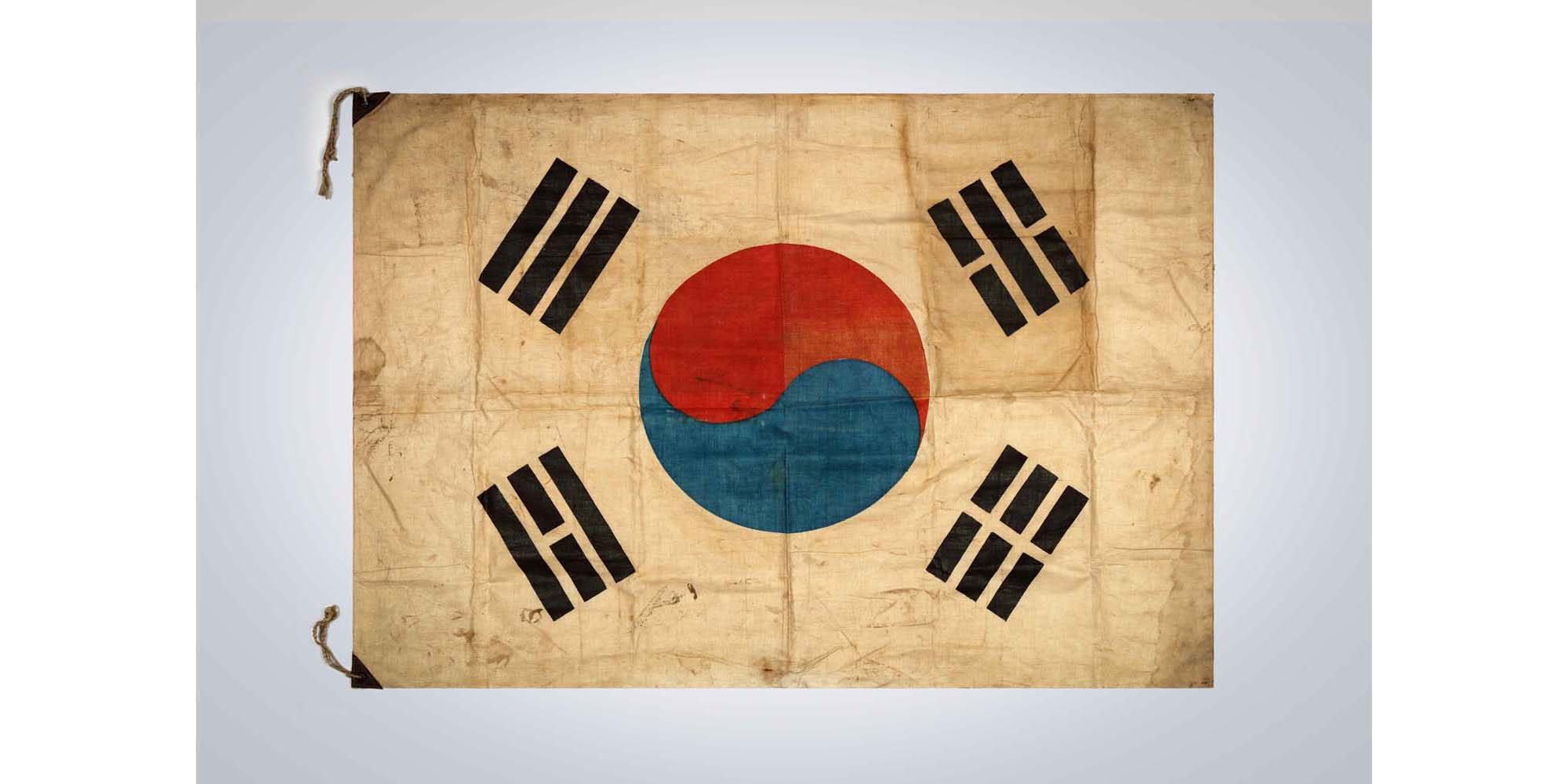 소지하고 있던 태극기 - 이미지 썸네일