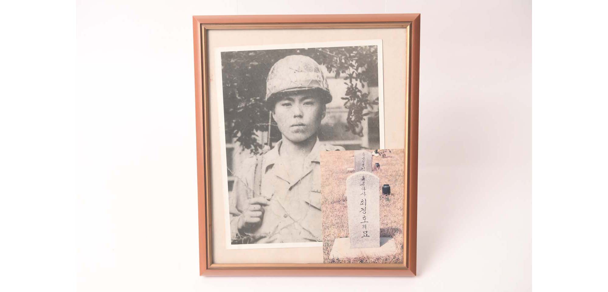 전투복 차림 사진과 묘비사진 액자 - 이미지 썸네일